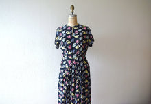 Load image into Gallery viewer, 1940s novelty print dress . vintage 40s rayon dress