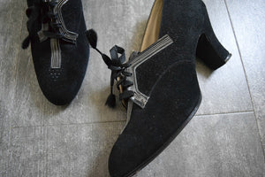 1930s 1940s shoes . black suede lace up heels