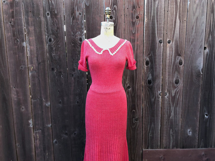 1950s knit dress . 50s pink knit dress . size xs to medium