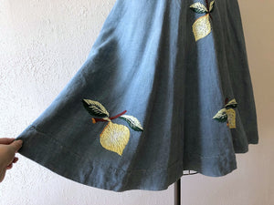1950s linen skirt . vintage 50s embroidered lemons skirt