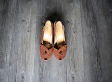 Load image into Gallery viewer, 1940s platform shoes . vintage 40s brown suede heels . 7
