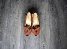 Load image into Gallery viewer, 1940s platform shoes . vintage 40s brown suede heels . 7