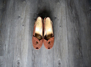 1940s platform shoes . vintage 40s brown suede heels . 7