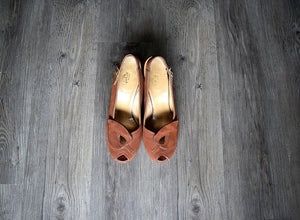 1940s platform shoes . vintage 40s brown suede heels . 7