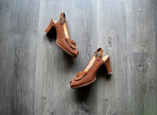 Load image into Gallery viewer, 1940s platform shoes . vintage 40s brown suede heels . 7