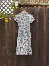 Load image into Gallery viewer, Vintage 1940s rose print dress . 40s dress