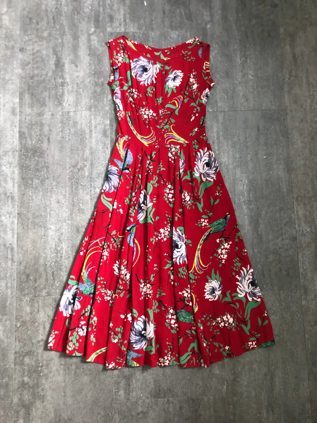 1940s novelty print dress . vintage 40s red dress . size xs