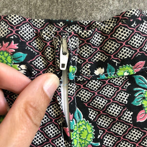 1940s 1950s style shorts . vintage floral print shorts . size s